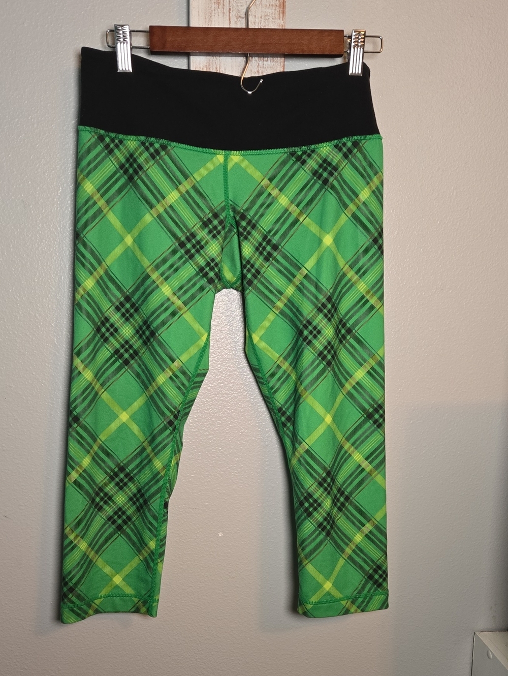 Women's Lululemon Size 8 Green Plaid Capri Leggings with Black Waistband